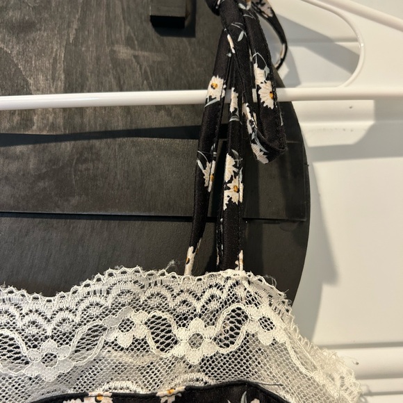 Floral Lace Trim Daisy Crop Top - Picture 2 of 3